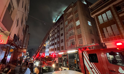 7 katlı binanın çatısında korkutan yangın