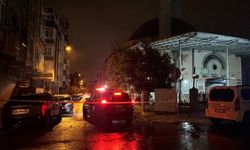 Küçükçekmece’de yağış sonrası minareden kurşun levhalar düştü, sokak trafiğe kapatıldı