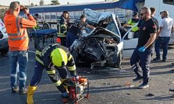 Mersin'de tıra çarpan hafif ticari araçtaki 2 kişi öldü