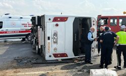Antalya-Isparta yolunda midibüs devrildi, yaralılar var