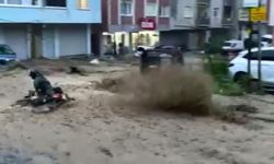Yeni görüntüler ortaya çıktı! İstanbul'da motokuryenin sel sularıyla mücadelesi
