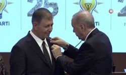 İzmir resmen AK Parti'de! Cemil Tugay'ın rozetini Cumhurbaşkanı Erdoğan taktı
