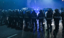 Polonya karıştı! Polis Anayasa Mahkemesi'ni bastı, Cumhurbaşkanı uçağını yarı yoldan döndürdü