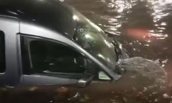 Kuvvetli sağanak yine İstanbul'u vurdu! Baba ile kız son anda kurtarıldı