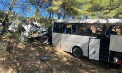 Turistleri taşıyan otobüs şarampole uçtu: 2 ölü