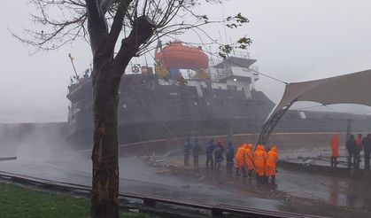 Zonguldak'ta gemi karaya oturdu, 13 mürettebat tahliye edildi