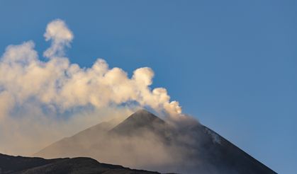 Etna Yanardağı halka şeklinde duman püskürttü