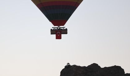 Kapadokya'da Türk bayrakları gökyüzünde dalgalandı