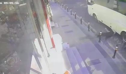 Fenalaşarak yola düşen yayayı servis minibüsü ezdi: O anlar kamerada