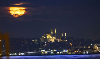 Dolunay İstanbul semalarını aydınlattı