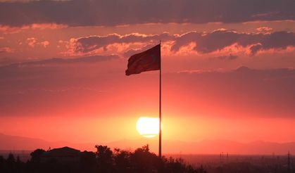 Karaman’da gün batımı Türk bayrağıyla bütünleşti