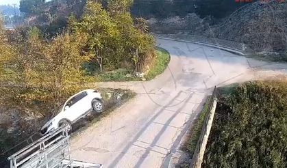 Dehşet anları kamerada! 17 yaşındaki sürücünün kullandığı otomobil çaya uçtu
