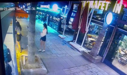 Kafeye gelen cam kapıya çarpıyor! "Ne yapacağımızı şaşırdık"