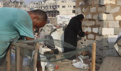 Filistinliler çamur ve tuğlalarla evlerini yeniden inşa ediyor