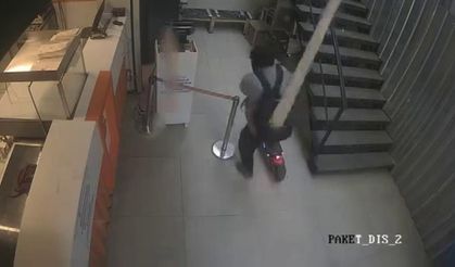 Ölümden kıl payı kurtuldu! Binadan düşen kalasla neye uğradığını şaşırdı