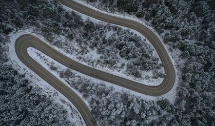 Uludağ'da kış güzelliği: Virajlı yollar kartpostallık görüntü oluşturdu