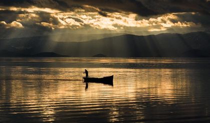 Beyşehir Gölü’nde gün batımında balıkçı mesaisi
