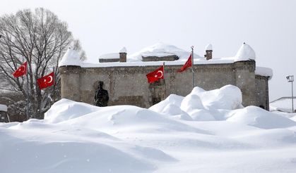 Bitlis'te beyaza bürünen tarihi yapılar güzel görüntü oluşturdu