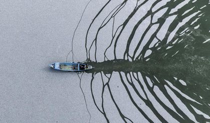 Buzla kaplanan Beyşehir Gölü’nde zorlu mesai