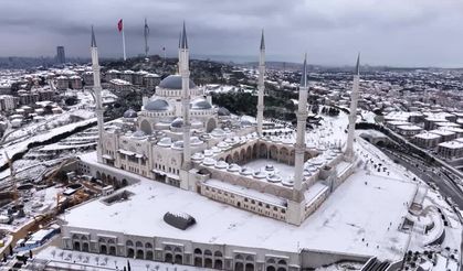 Kar yağışı Çamlıca Camisi’nde kartpostallık görüntü sundu