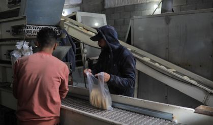 İsrail saldırılarında hasar gören fırın, kısıtlı imkanlarla yeniden üretime başladı