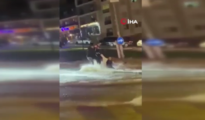 İzmir’de caddede akıntıya kapılan vatandaşı polis böyle kurtardı