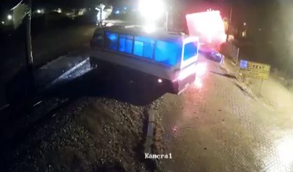 Minibüs trenin altında kaldı: Sürücü son anda kurtuldu