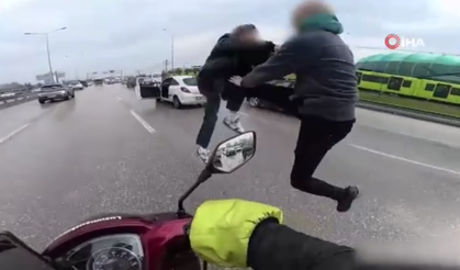 Bursa’da yol verme kavgası! Uçan tekmeler havada çarpıştı...