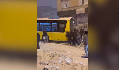 Yokuşu çıkamayan İETT otobüsünü çevredekiler itti