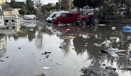 İzmir'de yağmur suları çöpleri yola taşıdı