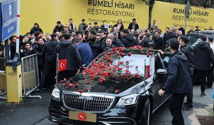Cumhurbaşkanı Erdoğan, Boğaziçi Üniversitesi öğrencileri tarafından karanfillerle karşılandı