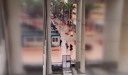 İzmir'de sağanakta bir kişi yolda yürürken çukura düştü