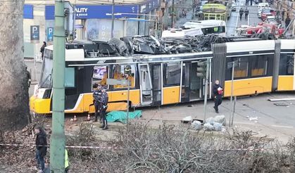 Milano'da tramvay raydan çıkarak kaza yaptı