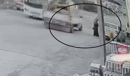 Seyir halindeki pikabın açılan kapağı kadına çarptı: O anlar kamerada