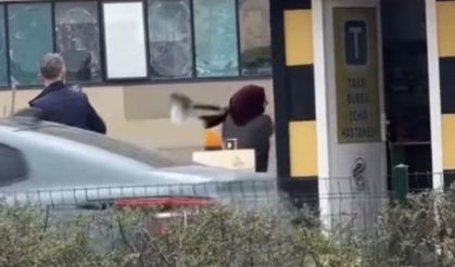 Taksi durağında öfke patlaması! Taksi bulamayınca durağı böyle dağıttı...