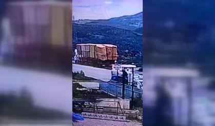 Tırdan düşen saman balyalarının altında kalarak can verdi