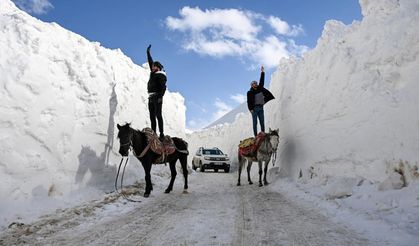 ‘Kar koridoru’ndan geçerek ilçeye ulaşıyorlar