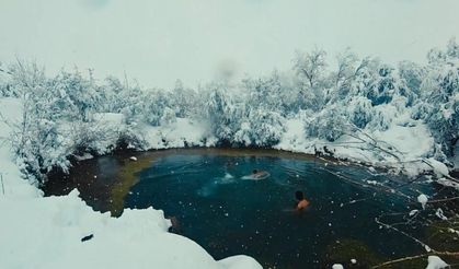 3 arkadaş buzlu suya aldırmadan yüzdü