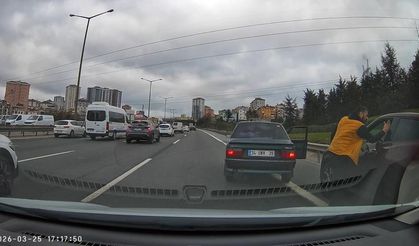 Makas atan sürücü dehşet saçtı! Araçtan indi, şoföre tokat attı