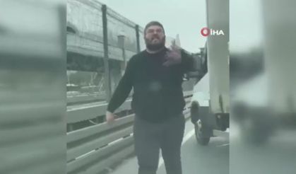 Küfürler savurup yolunu kesti! Arabasını böyle yumrukladı...