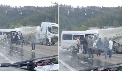Antalya-Isparta karayolunda beton mikseri ve minibüs çarpıştı: 7 ölü