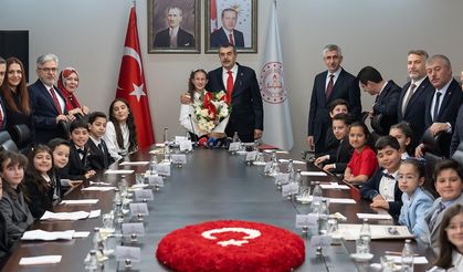 23 Nisan'da Milli Eğitim Bakanlığı koltuğuna 11 yaşındaki Defne oturdu