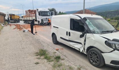 Kameralara yansıyan kaza ucuz atlatıldı: Tır, yola kayan kamyonete çarptı