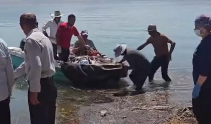Siirt’te fenalaşan hasta tekneyle ambulansa ulaştırıldı