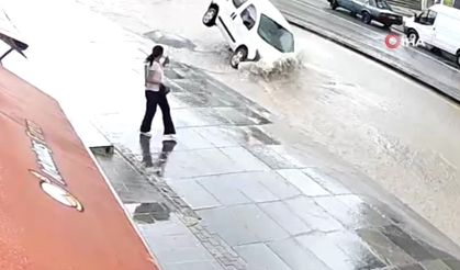 Sağanak yağış sonrası çöken yola araç böyle düştü