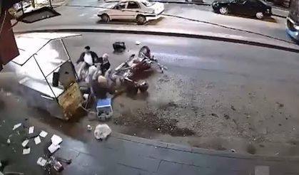 Korku dolu anlar! Otomobil kokoreç tezgahına daldı