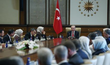 Cumhurbaşkanı Erdoğan, okul saldırısında hayatını kaybeden öğrencilerin velilerini kabul etti