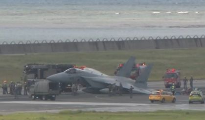 Japonya’ya ait F-15 savaş uçağı, acil inişin ardından sol kanadının üzerine yattı
