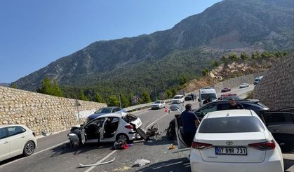 Karşı şeride geçip 3 araca çarptı: 4 yaralı