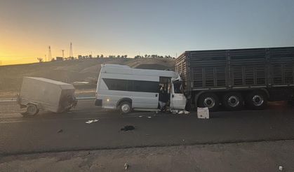 Malatya'da tarım işçilerini taşıyan minibüs tıra çarptı: 18 yaralı
